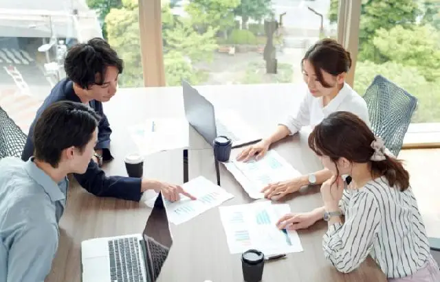 残業少／ワークライフバランス／クラウド型社労士法人／経営課題にワンストップで対応すべく、グループ内外の専門家と協力し顧問先の持続的成長に貢献