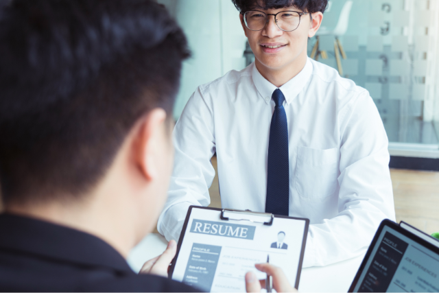 面接前に準備すべきこと、企業理解の深め方、面接後のフォローアップまで網羅。人事職の転職面接で信頼される答え方が身につきます。