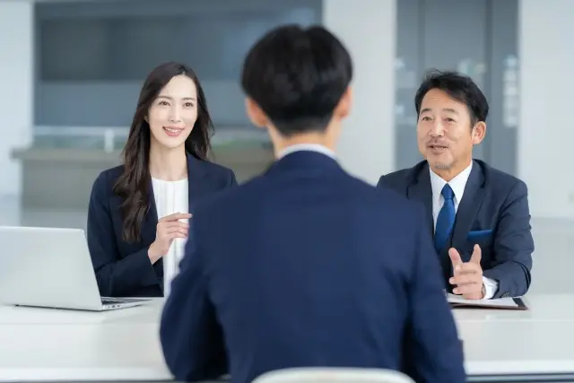 面接前に準備すべきこと、企業理解の深め方、面接後のフォローアップまで網羅。人事職の転職面接で信頼される答え方が身につきます。